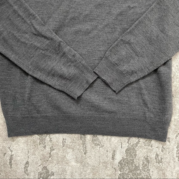 Bloomingdale’s Mens Gray V-Neck Sweater - Picture 4 of 4